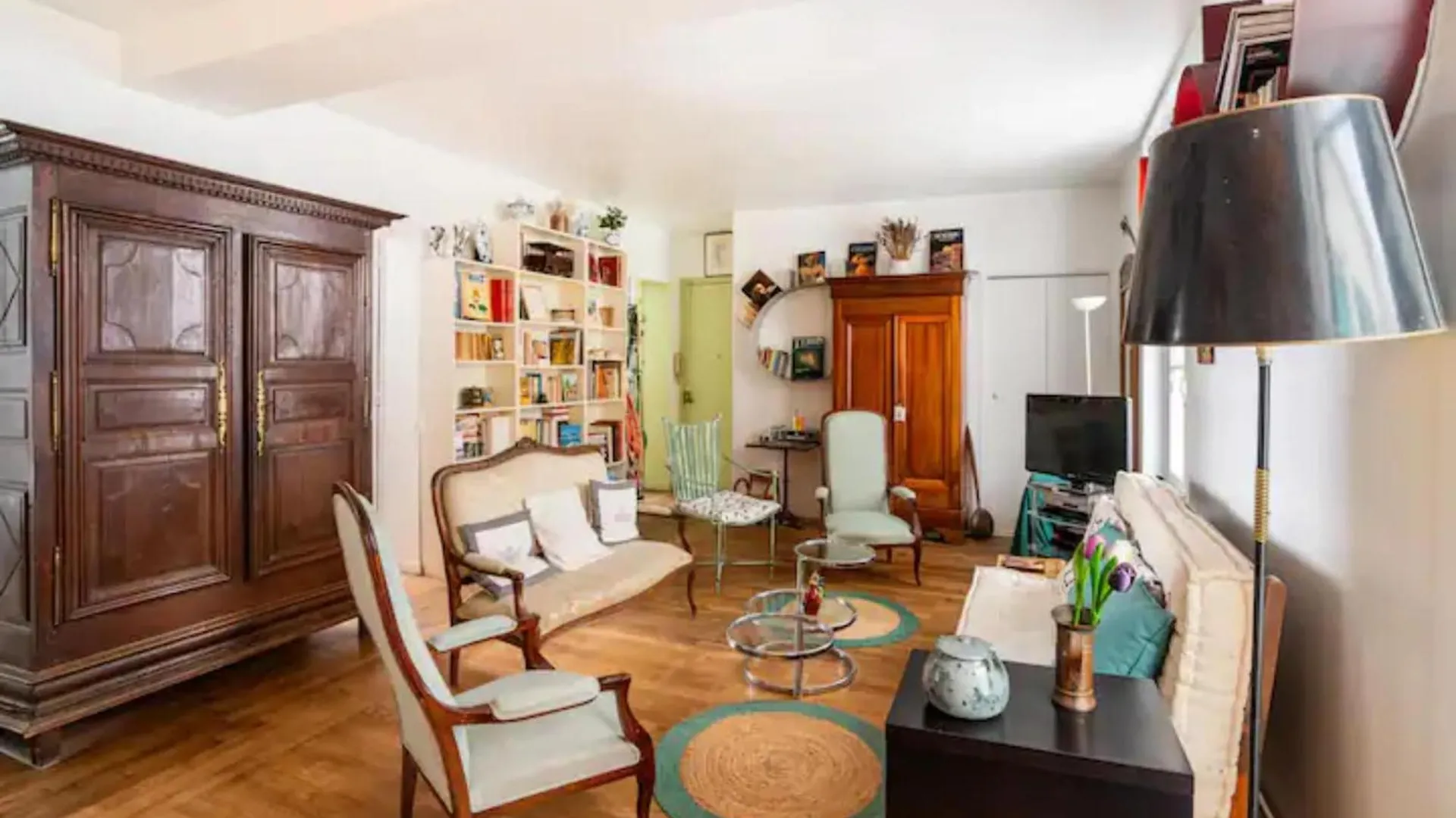 Apartment Vintage 2bd With Patio In Montmartre