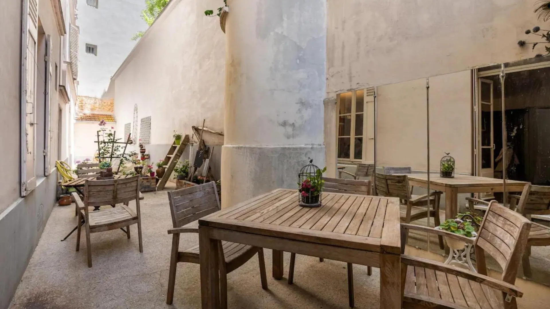 Vintage 2bd With Patio In Montmartre Apartment