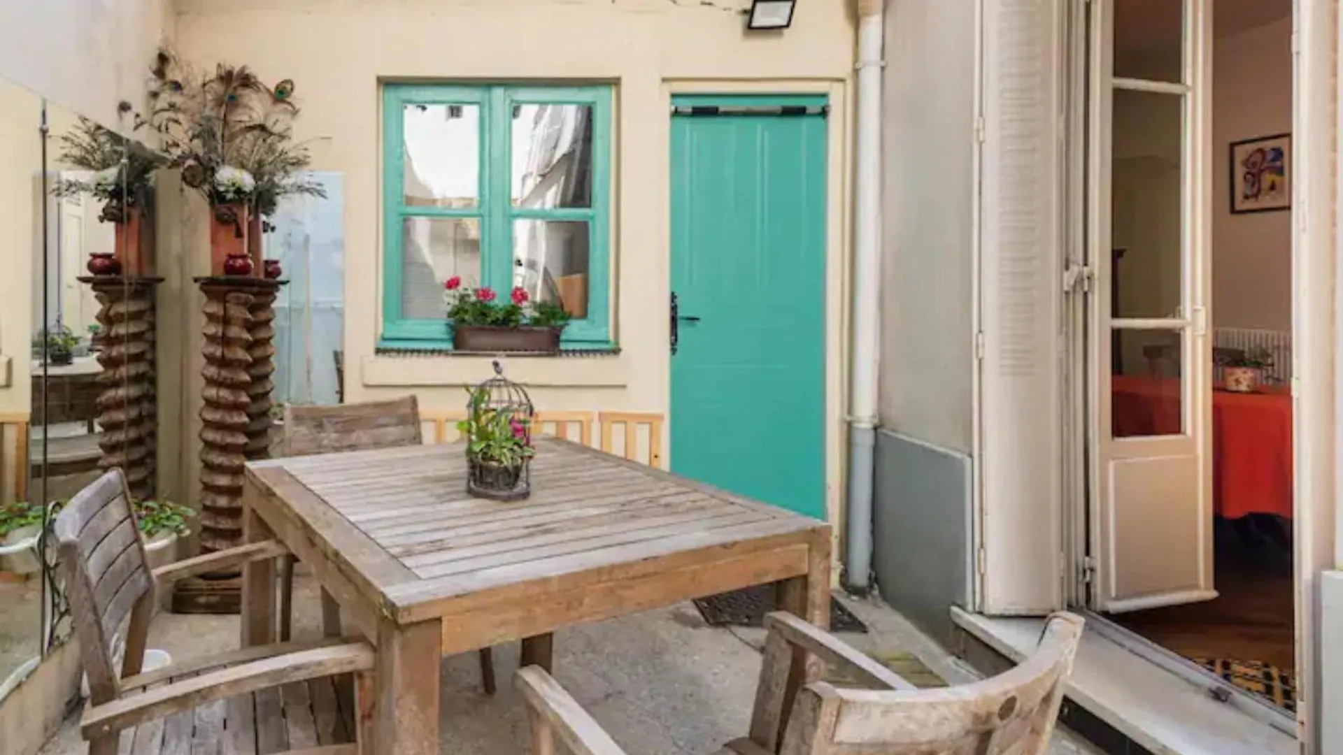 Vintage 2bd With Patio In Montmartre