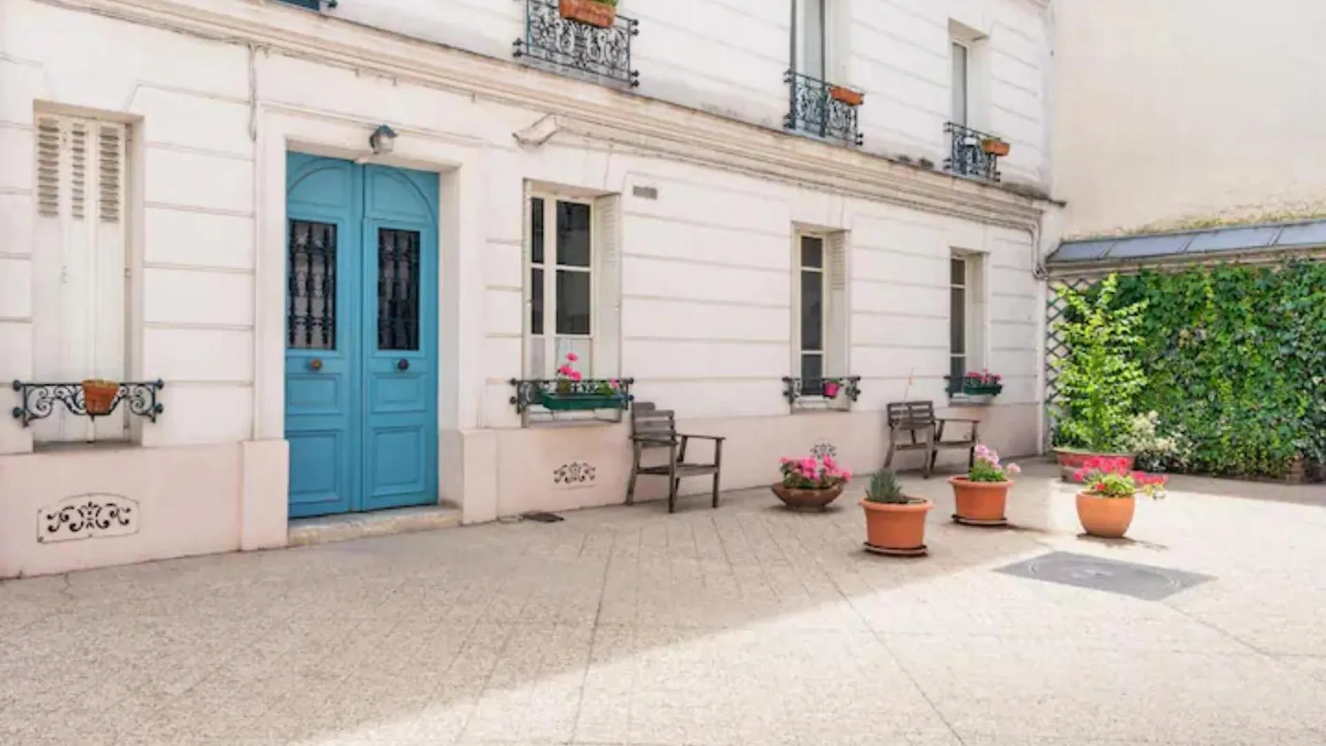 Apartment Vintage 2bd With Patio In Montmartre